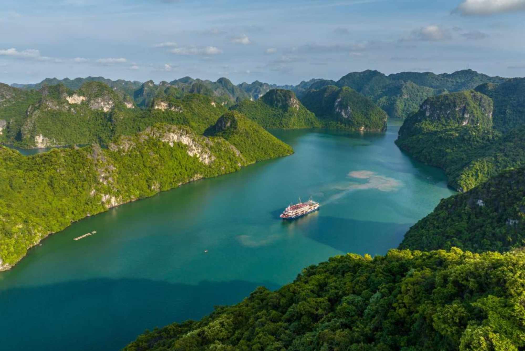 Hành trình giữa vịnh Lan Hạ yên bình