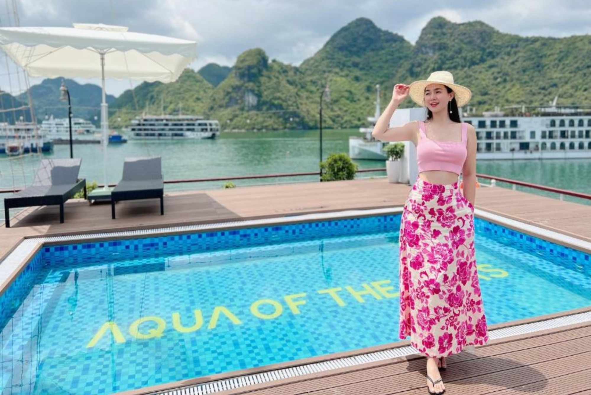 Du khách tận hưởng kỳ nghỉ trên du thuyền