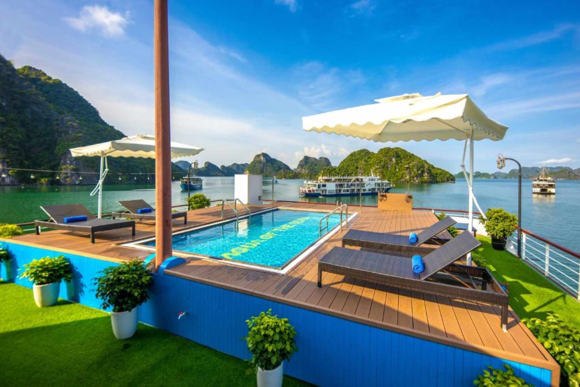 Du thuyền ngập nắng vào mùa hạ