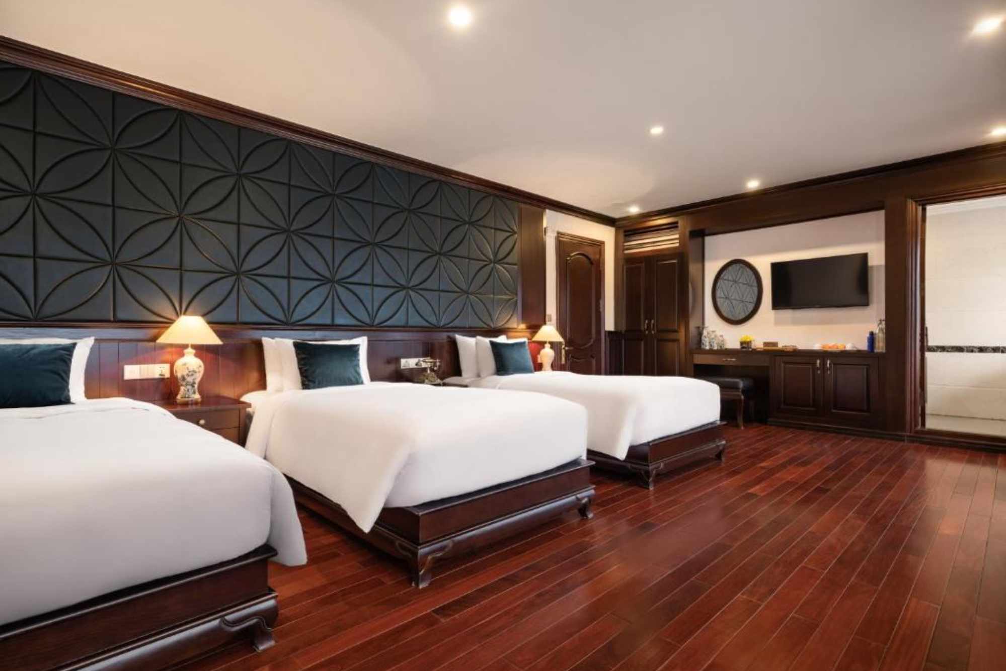 Phòng triple siêu rộng rãi tại du thuyền