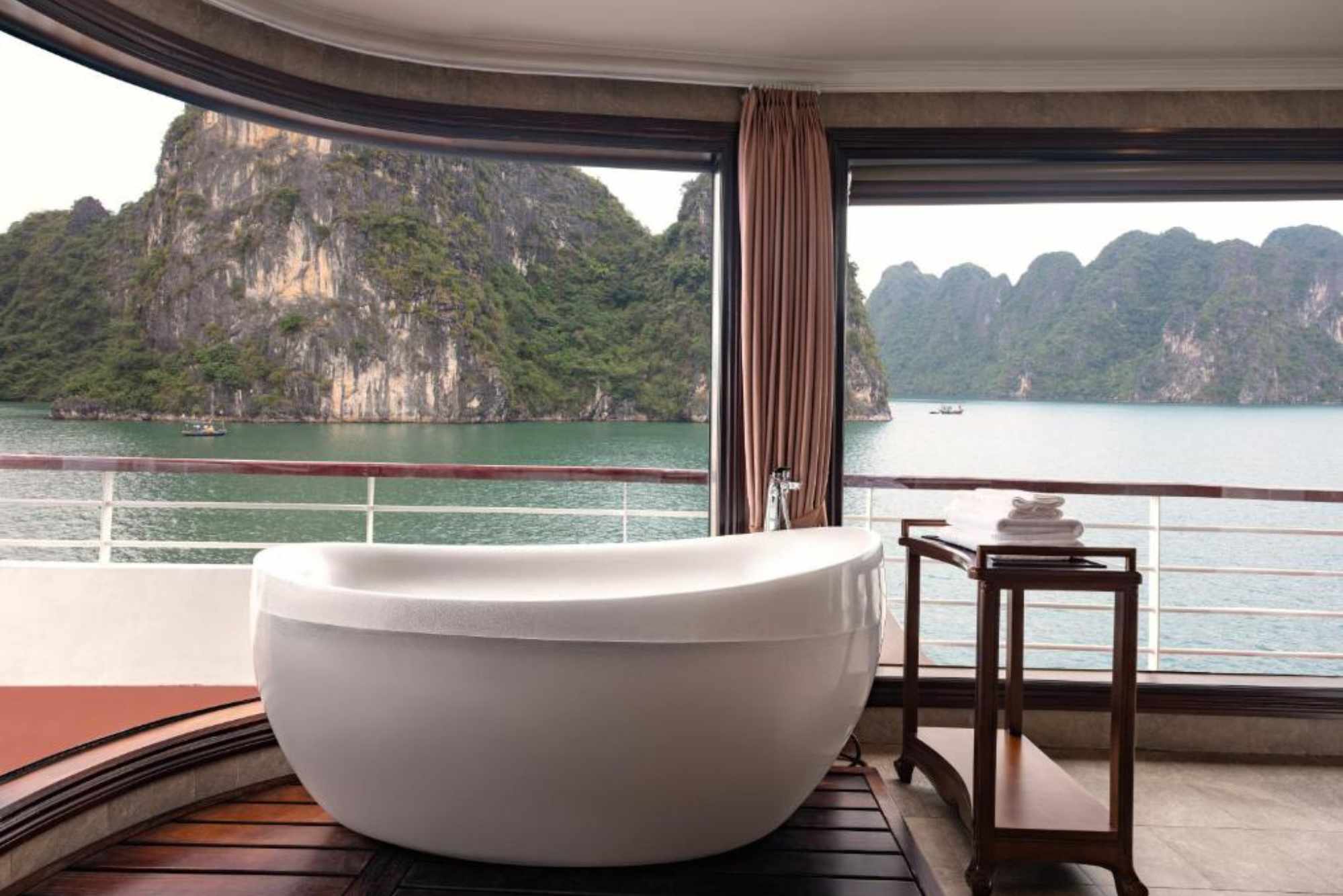 Bồn tắm sục hiện đại của hạng phòng tổng thống