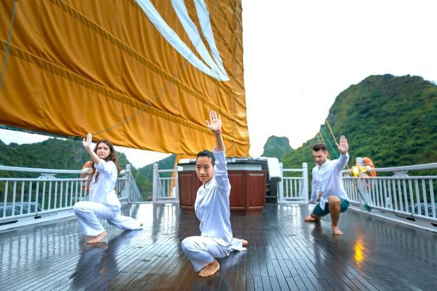 Khởi động ngày mới bằng bài tập Tai Chi trên boong thuyền