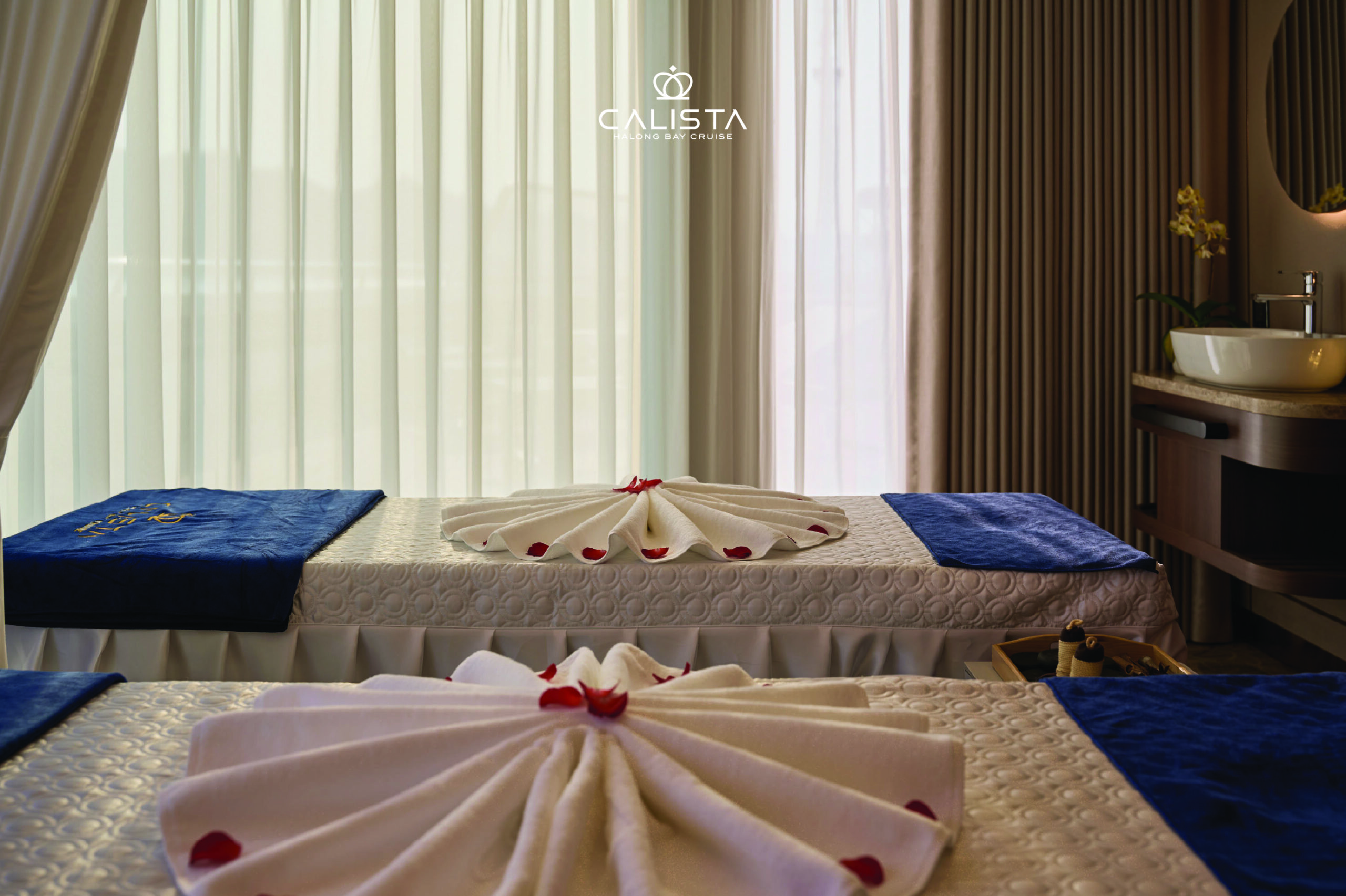 Du khách có thể tận hưởng dịch vụ Spa trên du thuyền