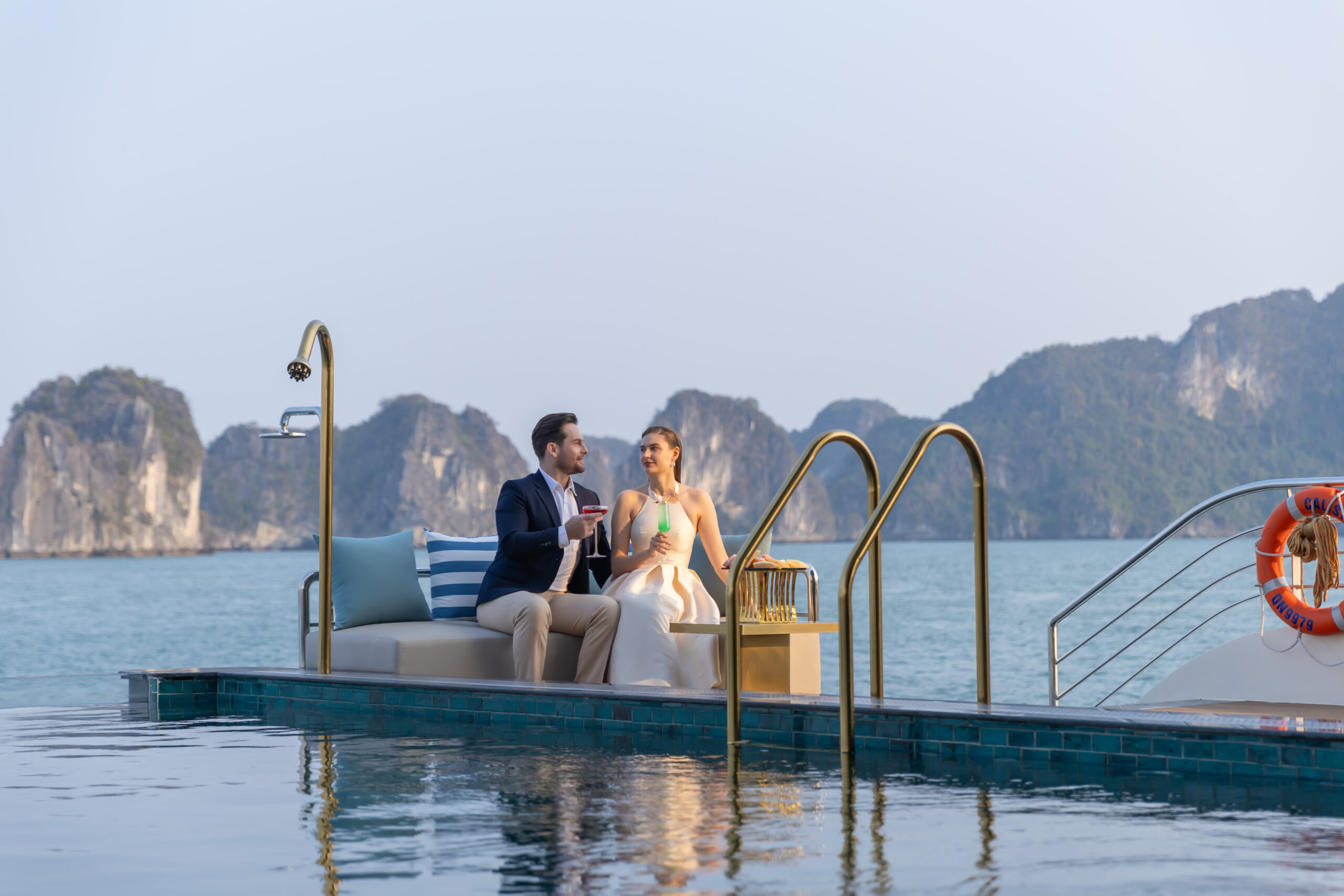 Hồ bơi vô cực và sky bar trên du thuyền Calista