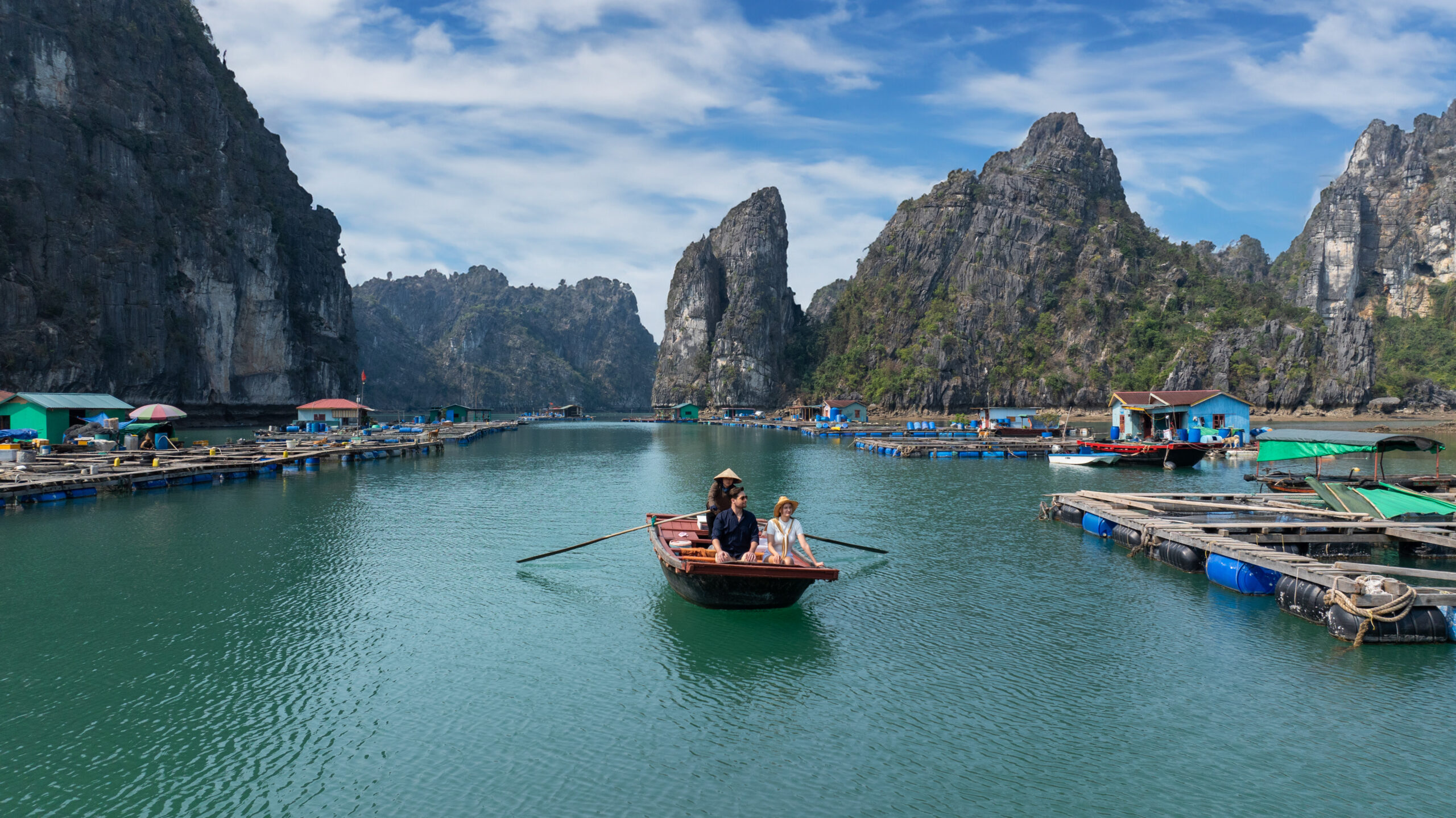 Hoạt động chèo kayak và khám phá vịnh trên du thuyền Calista