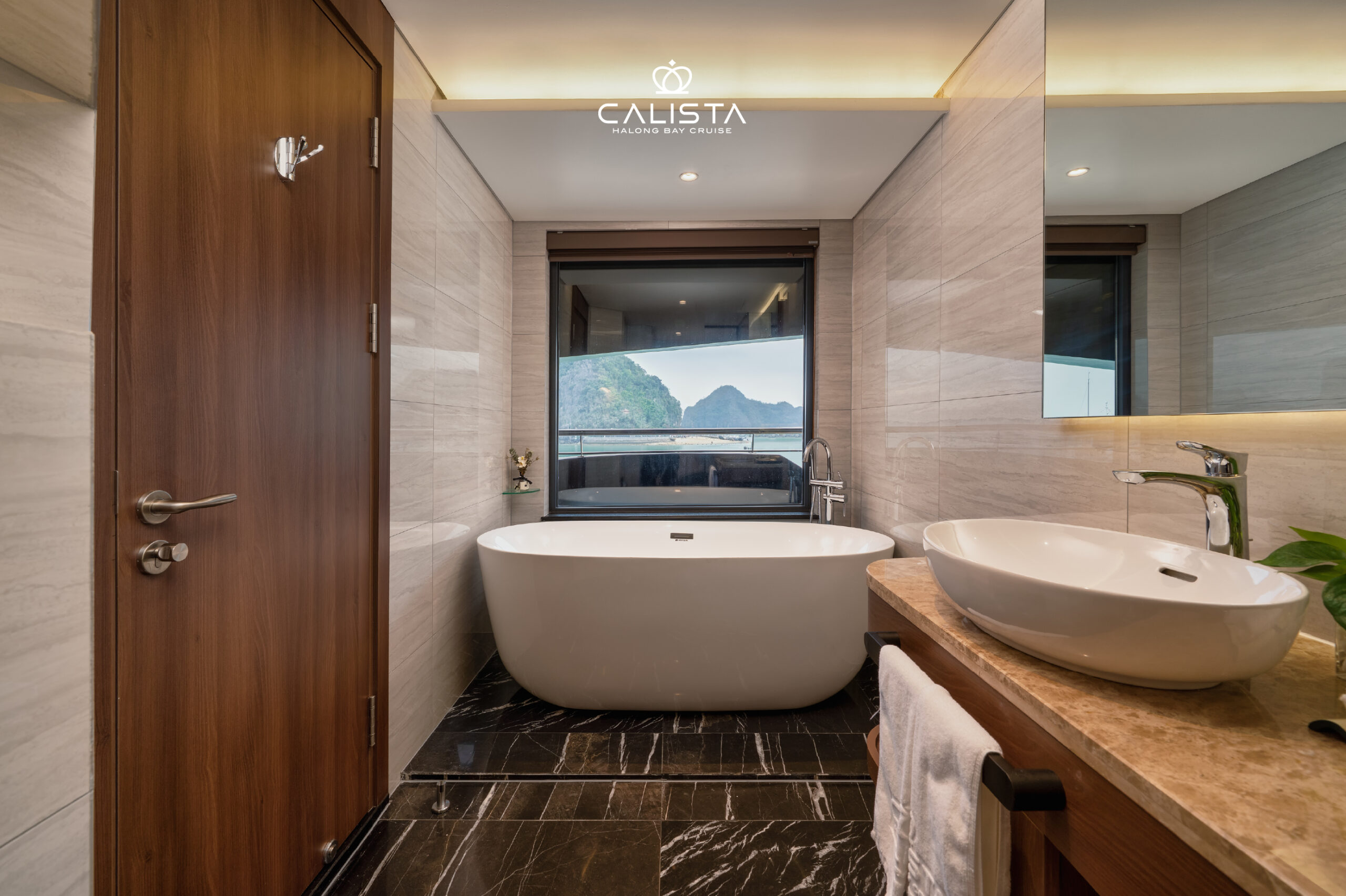 Không gian Calista Legacy với bồn tắm view vịnh