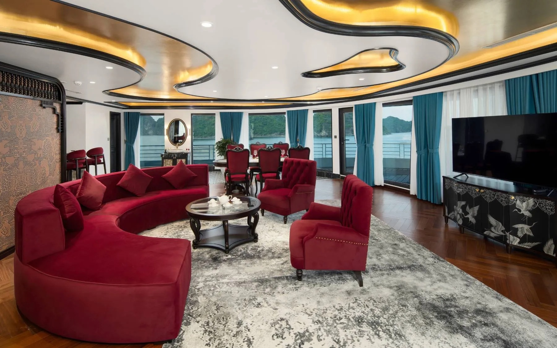 Du thuyền Catherine mang đến trải nghiệm nghỉ dưỡng sang trọng, hành trình vịnh biển đẳng cấp, không gian tinh tế và dịch vụ chuẩn 6 sao.