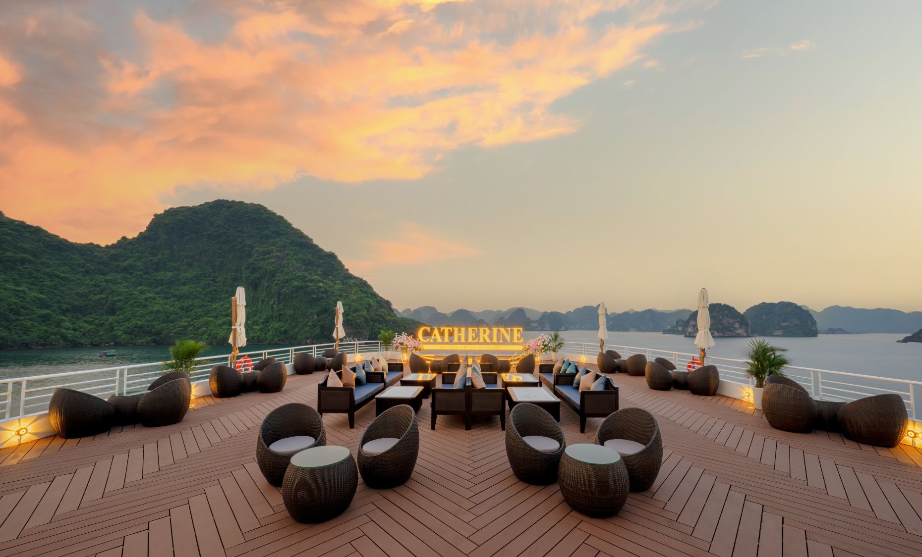 Du thuyền Catherine mang đến trải nghiệm nghỉ dưỡng sang trọng, hành trình vịnh biển đẳng cấp, không gian tinh tế và dịch vụ chuẩn 6 sao.
