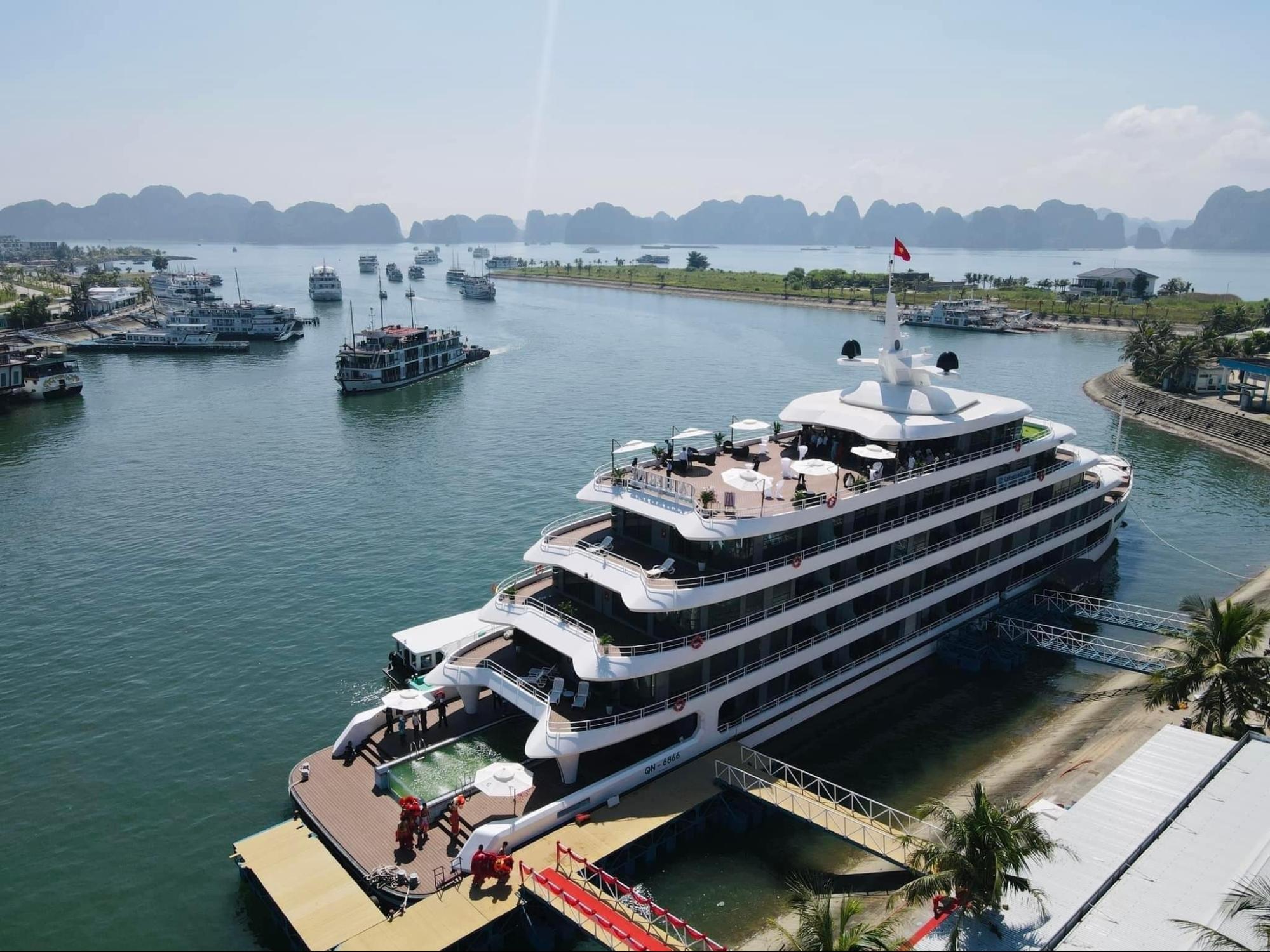 Du thuyền Catherine mang đến trải nghiệm nghỉ dưỡng sang trọng, hành trình vịnh biển đẳng cấp, không gian tinh tế và dịch vụ chuẩn 6 sao.