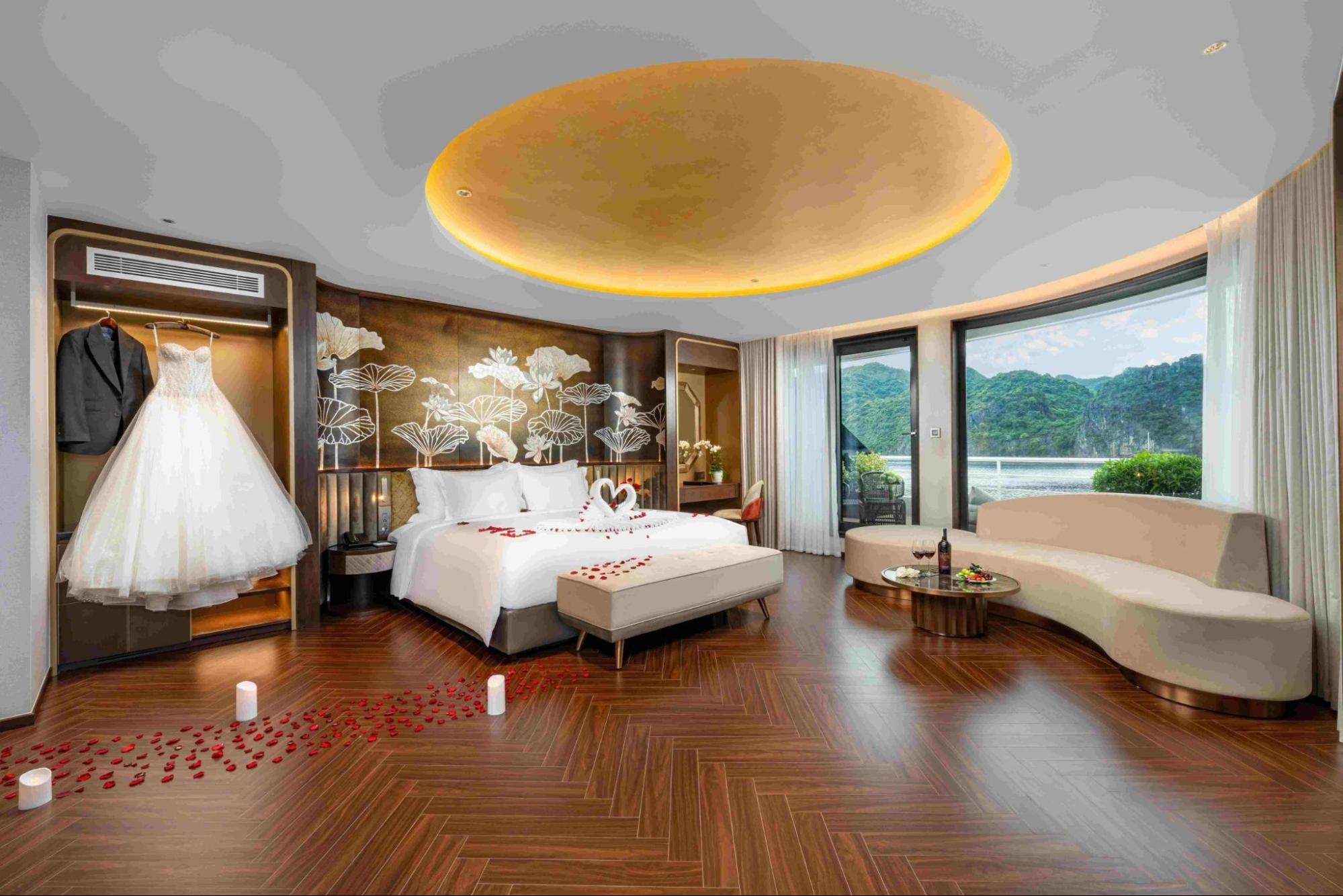 Du thuyền Catherine mang đến trải nghiệm nghỉ dưỡng sang trọng, hành trình vịnh biển đẳng cấp, không gian tinh tế và dịch vụ chuẩn 6 sao.