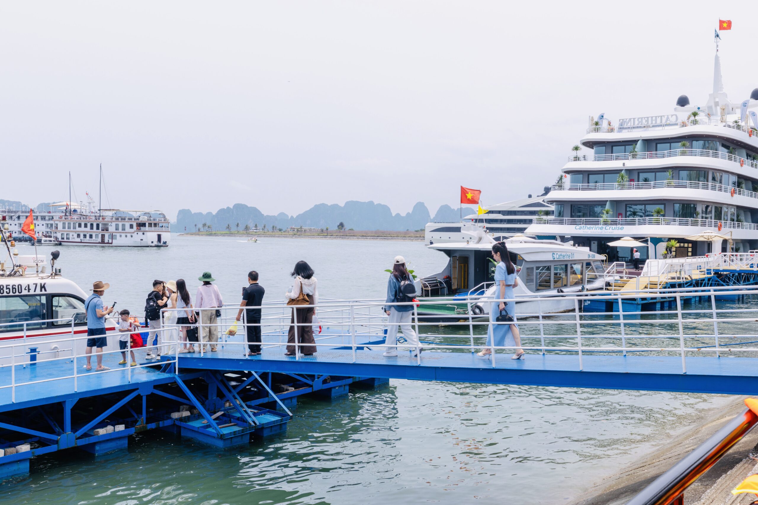 Du khách làm thủ tục check-in tại cảng