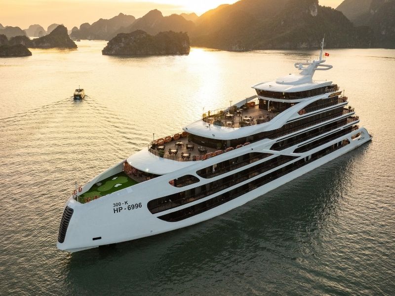 Du thuyền Diana Cruise nổi bật với thiết kế hiện đại, không gian sang trọng