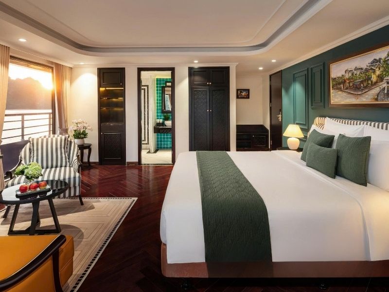 Executive Suite mang đến không gian rộng rãi hơn cùng tầm nhìn vịnh thoáng đãng từ ban công riêng.
