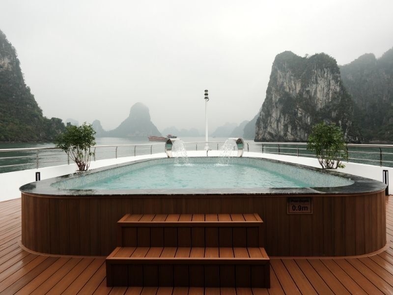 Bể bơi view vịnh - Khu vực checkin cực đẹp dành cho du khách