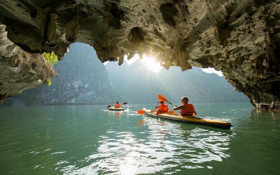 Du khách trải nghiệm chèo kayak trên vịnh biển tĩnh lặng