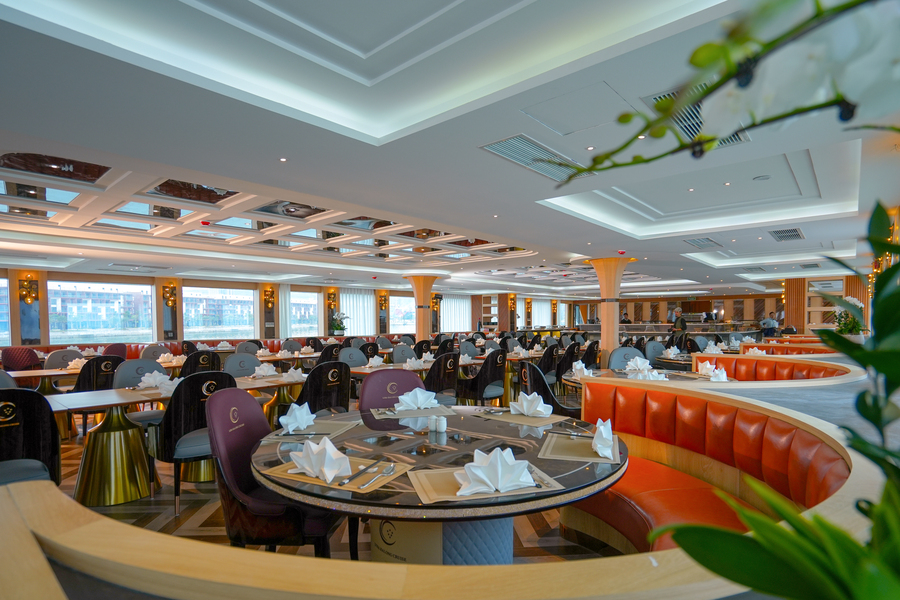 Nhà hàng du thuyền Luna thiết kế mở, phục vụ buffet 100 món