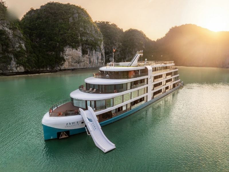 Vẻ đẹp hùng vĩ của du thuyền Lyra giữa vịnh Hạ Long