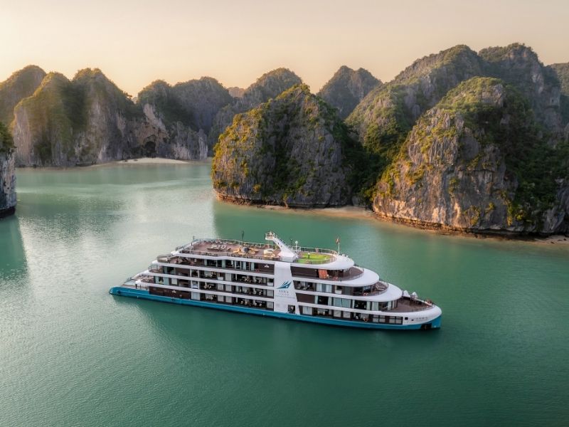 Du thuyền Lyra hòa mình vào giữa vịnh Hạ Long