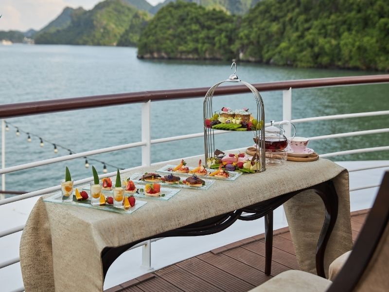 Thưởng thức trà chiều và ngắm nhìn vịnh Hạ Long ngay trên du thuyền Lyra