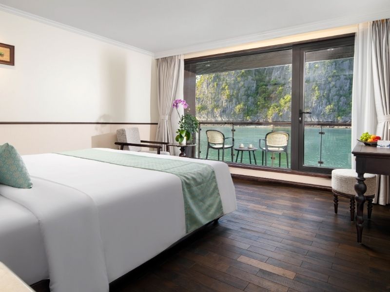 Hạng phòng Harmony Suite với cửa sổ lớn ngắm nhìn toàn bộ vịnh