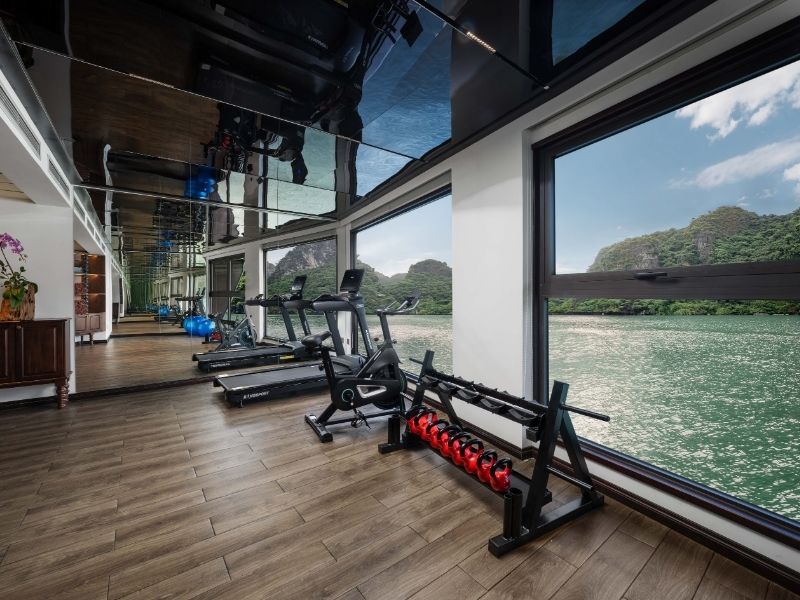 Phòng gym ngay trên du thuyền Lyra dành cho du khách rèn luyện sức khỏe và ngắm cảnh đẹp của vịnh