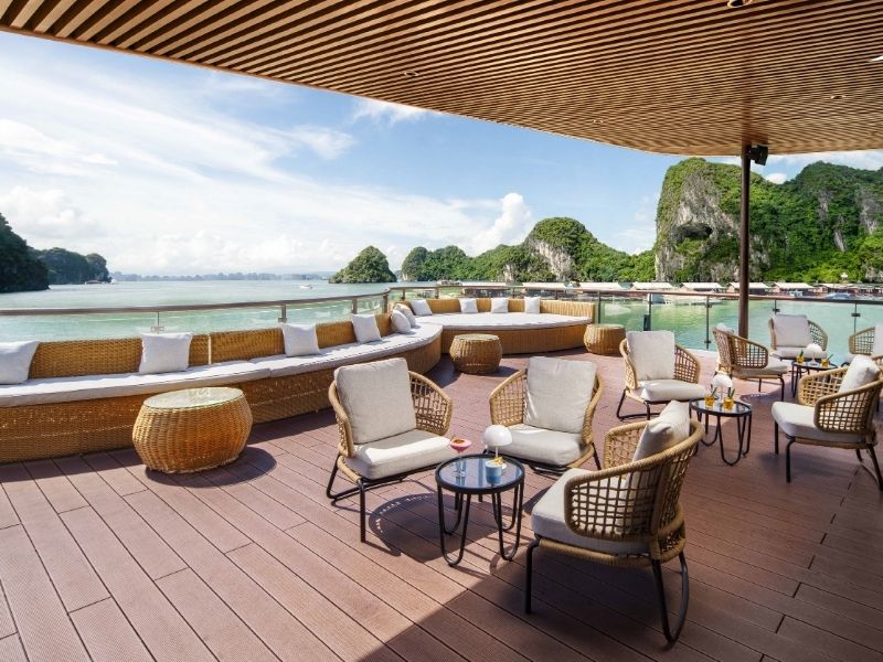Sundeck ngoài trời ngắm nhìn toàn bộ vịnh Hạ Long