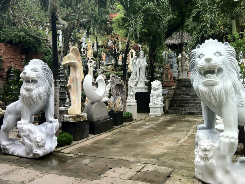 Làng nghề đá mỹ nghệ Non Nước nằm dưới chân núi Ngũ Hành