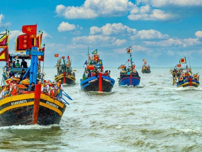 Lễ hội Cầu Ngư được tổ chức vào giữa tháng Giêng âm lịch hàng năm
