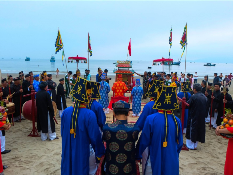 Phần lễ được diễn ra rất uy nghiêm bên bờ biển

