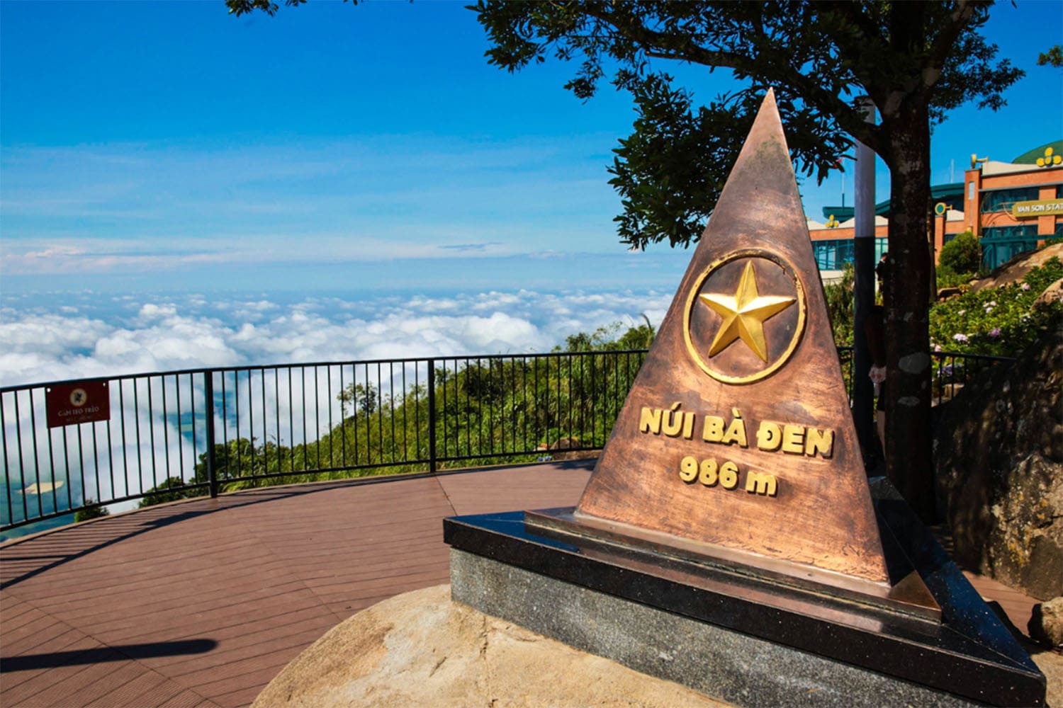 Cột mốc 986m trên đỉnh núi Bà Đen điểm check in săn mây lý tưởng