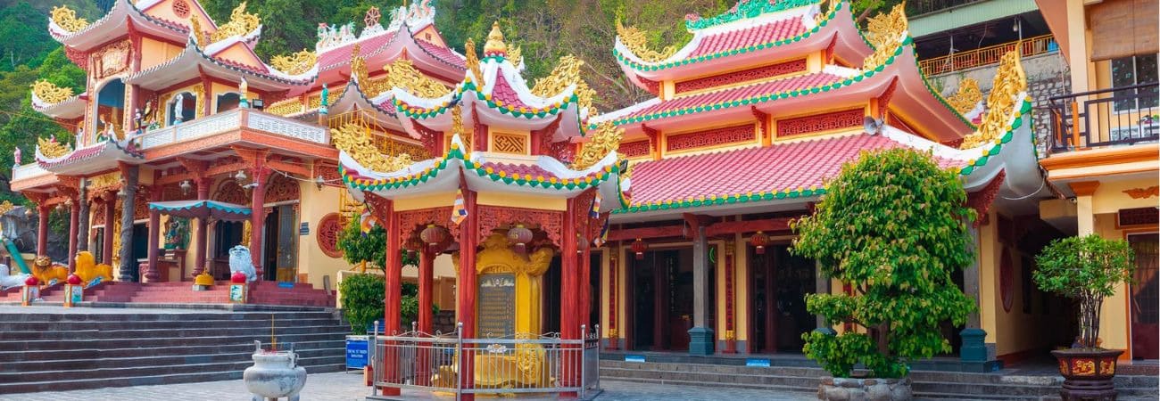 Kiến trúc uy nghiêm của chùa Bà Linh Sơn Tiên Thạch Tự