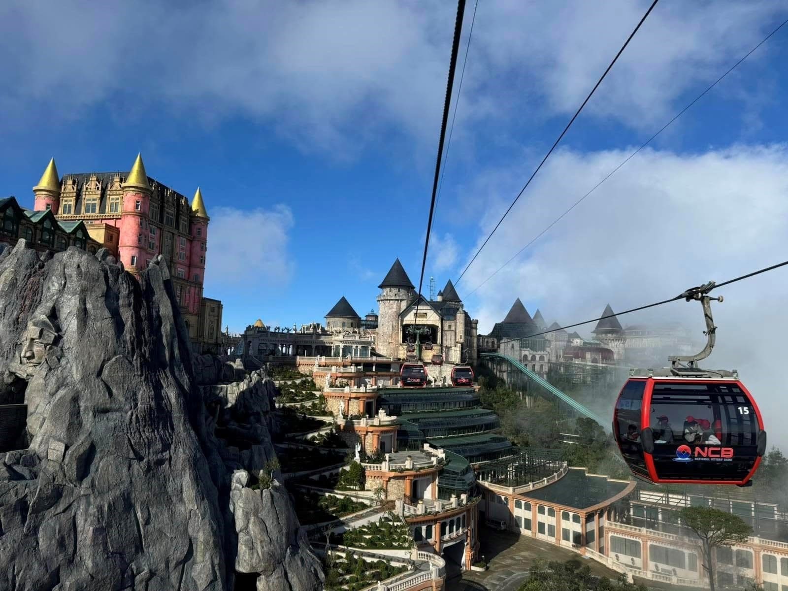 Toàn cảnh Sun World Bà Nà Hill nhìn từ cáp treo