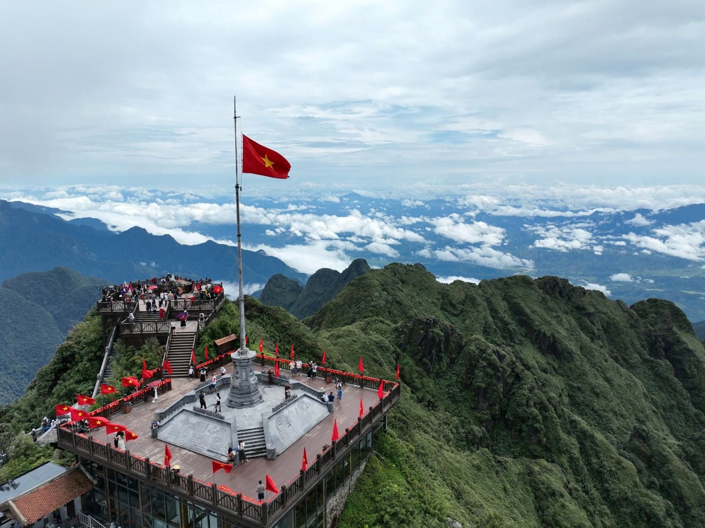 Cột cờ Tổ quốc Việt Nam tung bay trên đỉnh Fansipan