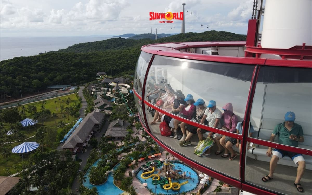 Trải nghiệm trò chơi tàu lượn bằng gỗ tại làng Exotica