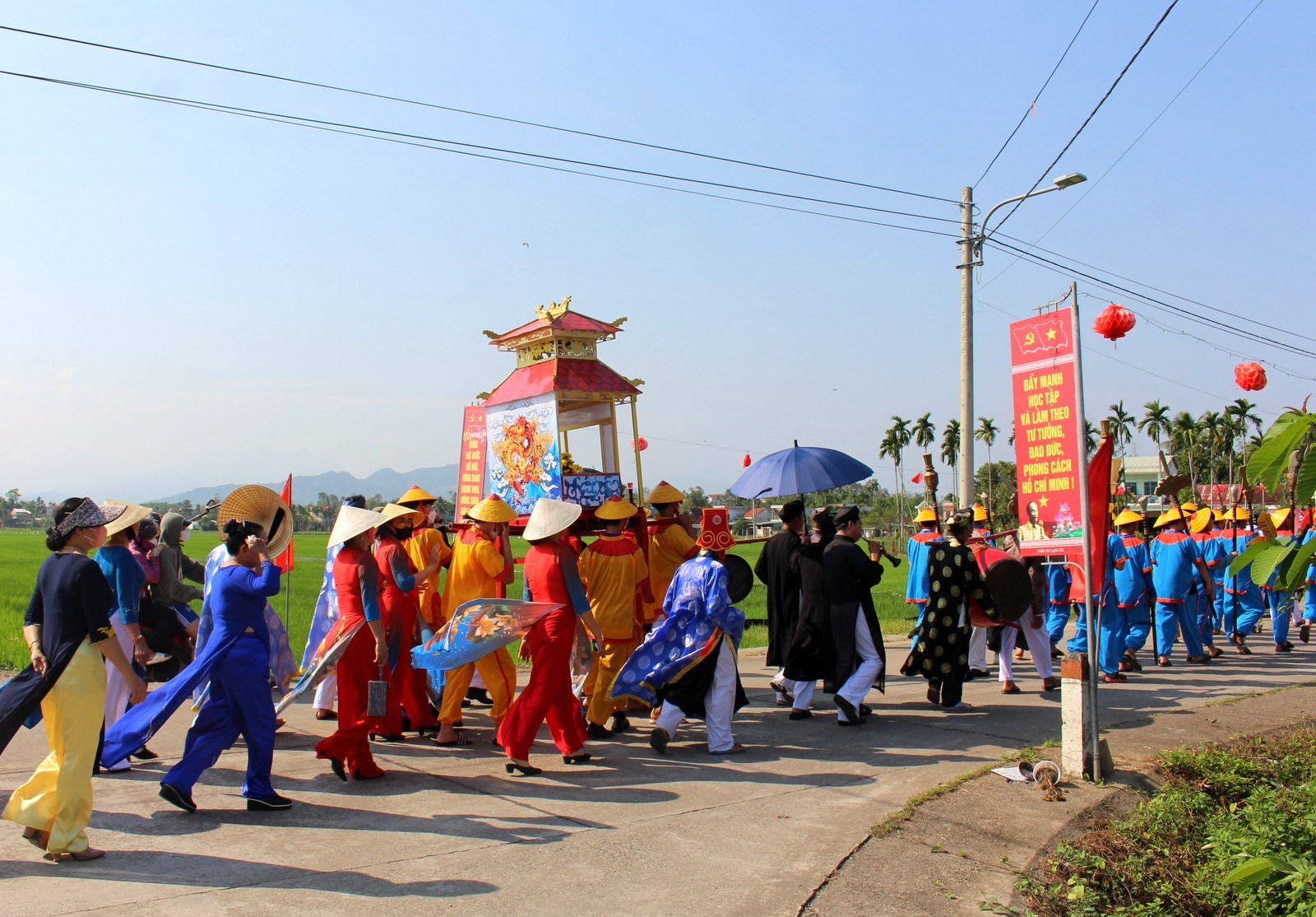 Người dân nô nức về xem hội đình Tuý Loan
