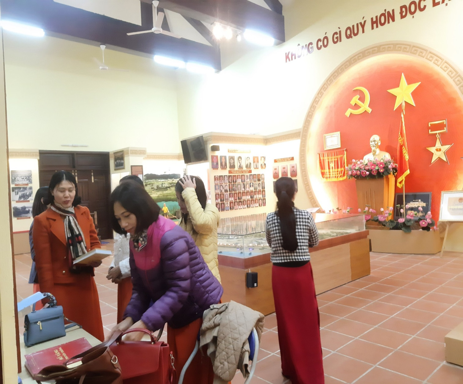 Tham quan nhà tưởng niệm B1
