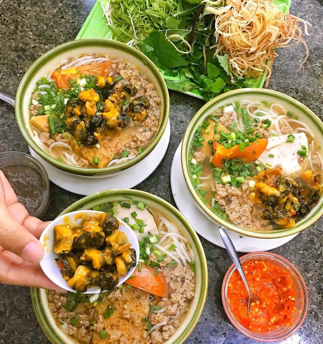 Bún riêu bắc ăn kèm rau muống bào tại Phan Xích Long