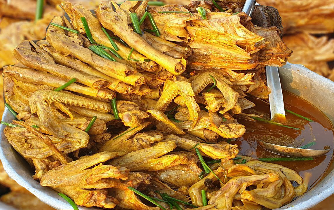 Nước dùng được ninh từ xương vịt thơm ngọt và giữ được màu sắc vàng óng