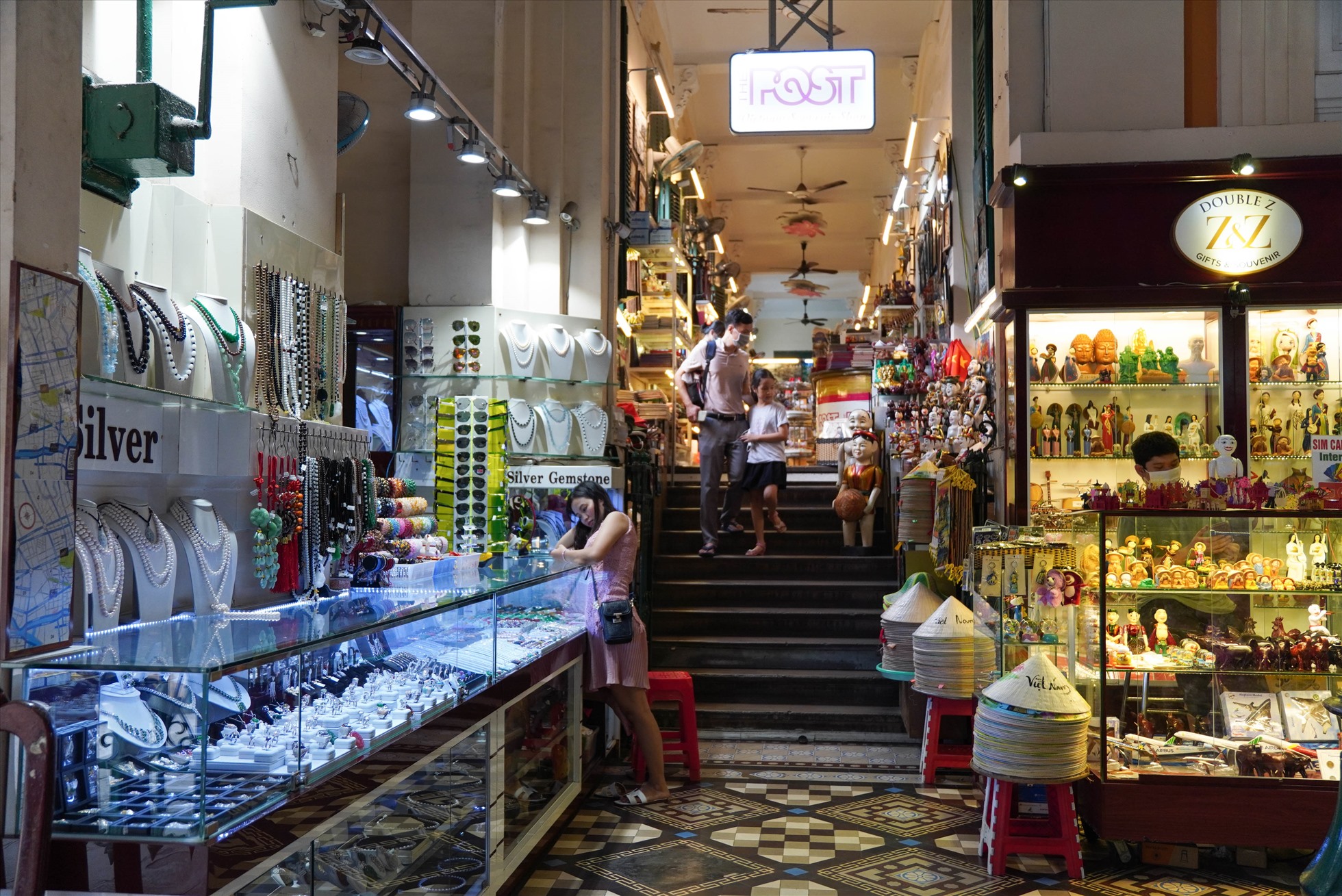 Bên trong bưu điện có nhiều gian hàng bán đồ lưu niệm truyền thống