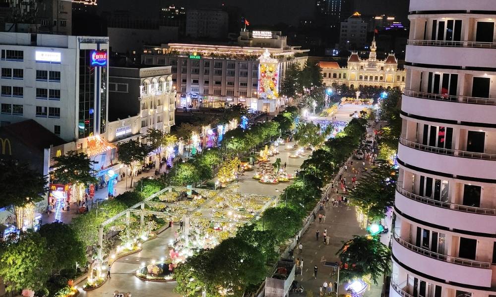 Phố đi bộ Nguyễn Huệ là tụ điểm giải trí sôi động của người dân thành phố