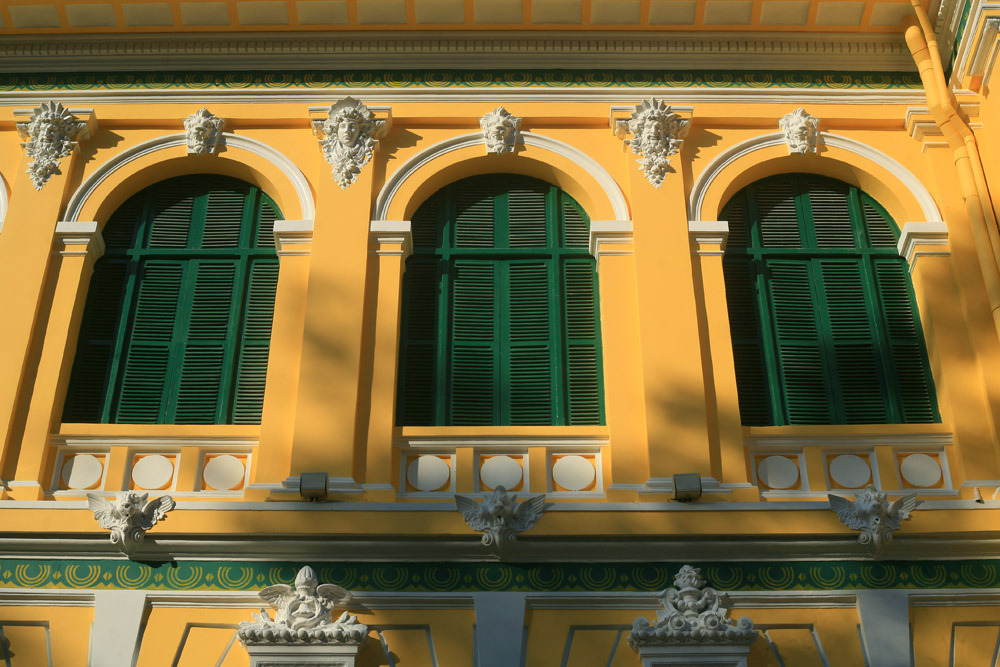 Không gian bên ngoài của bưu điện nổi bật với màu vàng đặc trưng