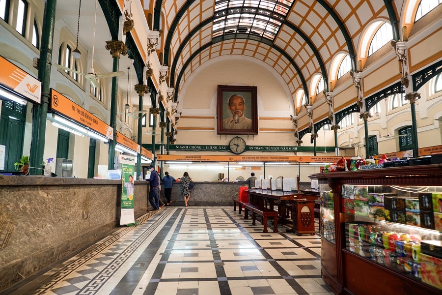 Bên trong tòa nhà còn lưu giữ các quầy gỗ giao dịch bưu chính