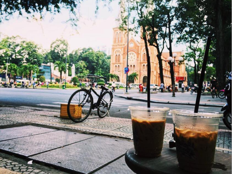 Cafe bệt quận 1 gần Nhà thờ Đức Bà là điểm hẹn quen thuộc, yên bình