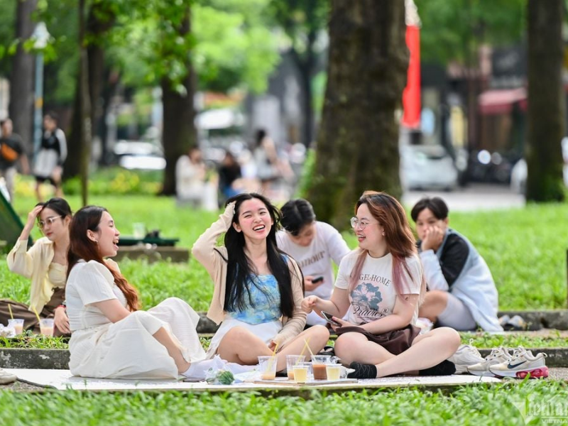 Công viên 30/4 với không gian thoáng đãng, giá đồ uống bình dân và bầu không khí gần gũi