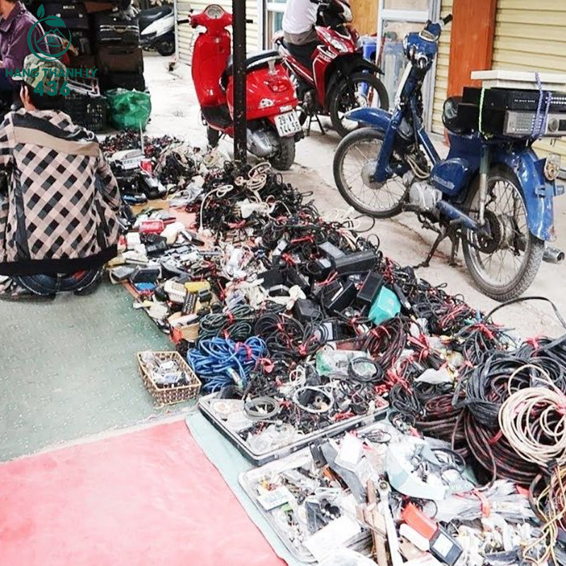 Các món đồ gốm sứ vintage bày bán tại chợ Nghĩa Hòa