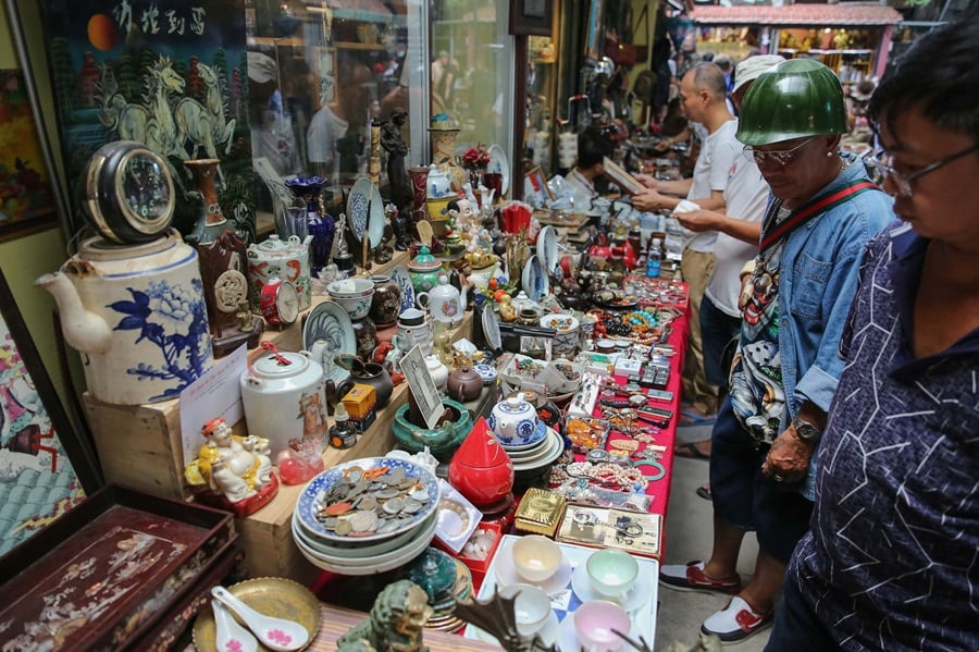 Khách tham quan gian hàng đồ cổ tại phiên chợ Nơ Trang Long