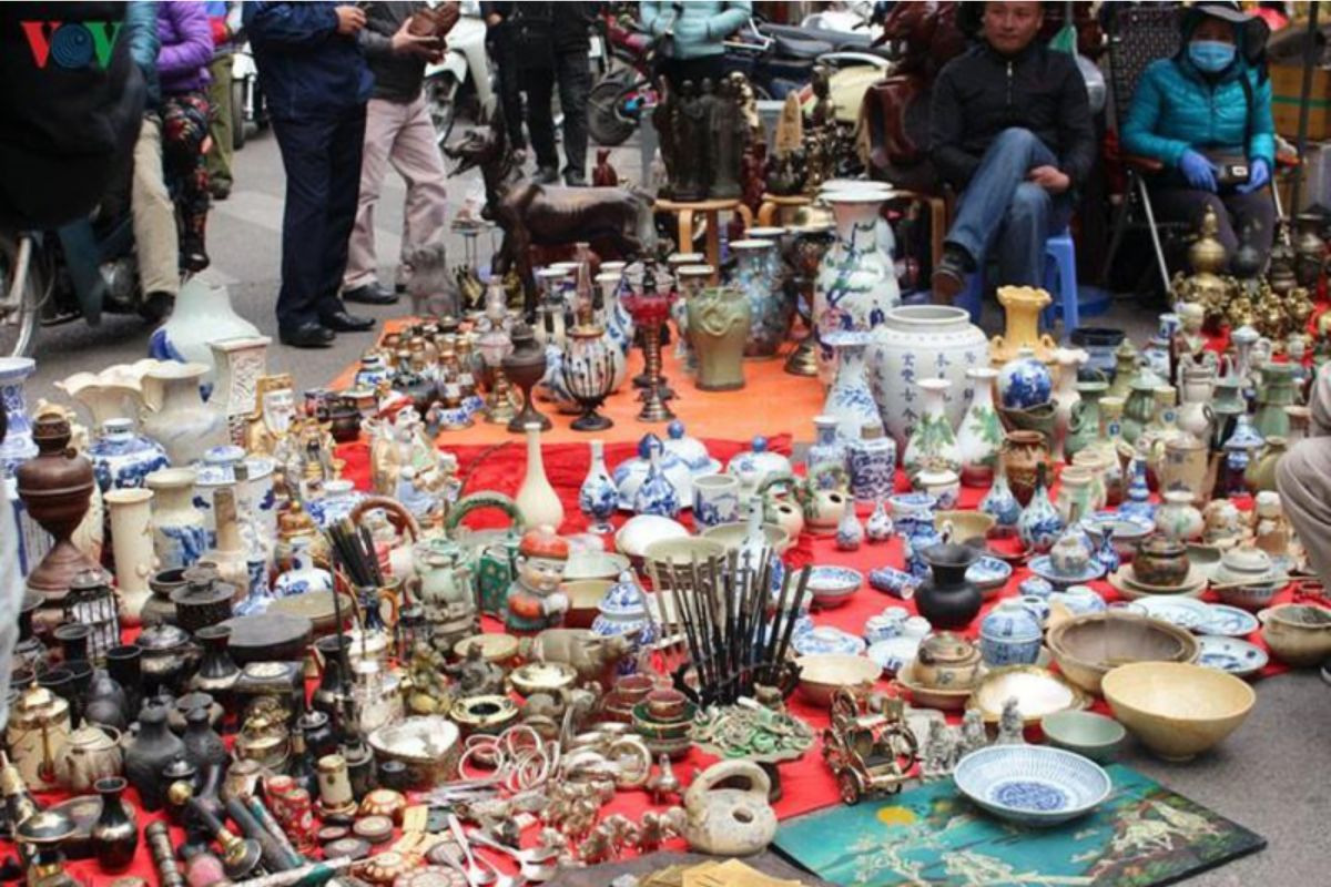 Các món đồ gốm sứ vintage bày bán tại chợ Nghĩa Hòa