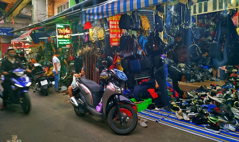 Gian hàng túi xách balo si tấp nập tại chợ Bàn Cờ