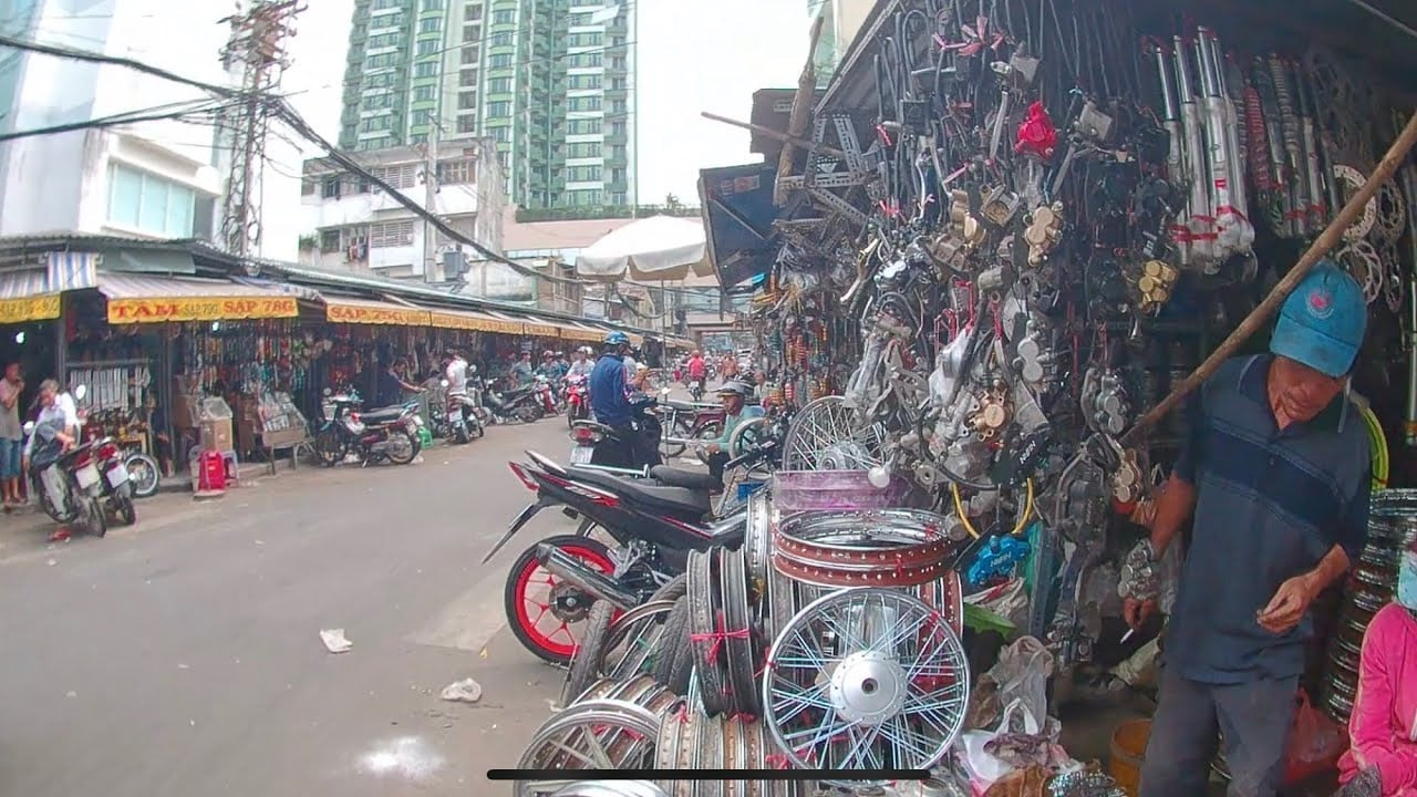 Các sạp phụ tùng linh kiện xe máy cũ tại chợ Tân Thành