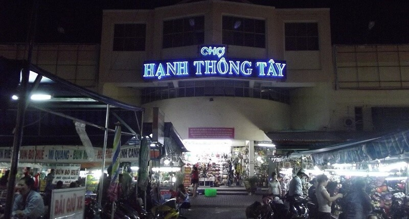 Quang cảnh chợ đêm Hạnh Thông Tây tấp nập giới trẻ mua sắm